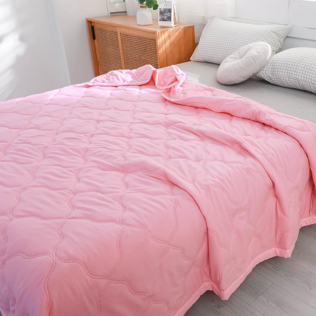 91家纺网 家纺一手货源 找家纺 悦织湾家纺 2026新款超声波夏被纯色水洗棉夏凉被批发赠品礼品被供货 夏被-粉