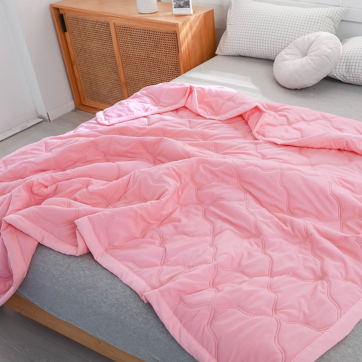 91家纺网 家纺一手货源 找家纺 悦织湾家纺 2026新款超声波夏被纯色水洗棉夏凉被批发赠品礼品被供货 夏被-粉