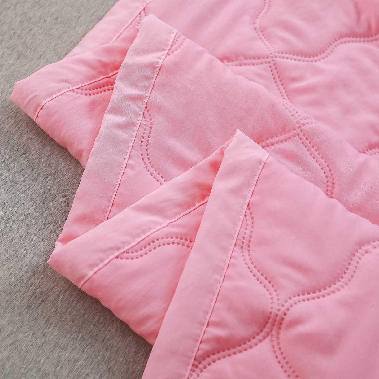 91家纺网 家纺一手货源 找家纺 悦织湾家纺 2026新款超声波夏被纯色水洗棉夏凉被批发赠品礼品被供货 夏被-粉