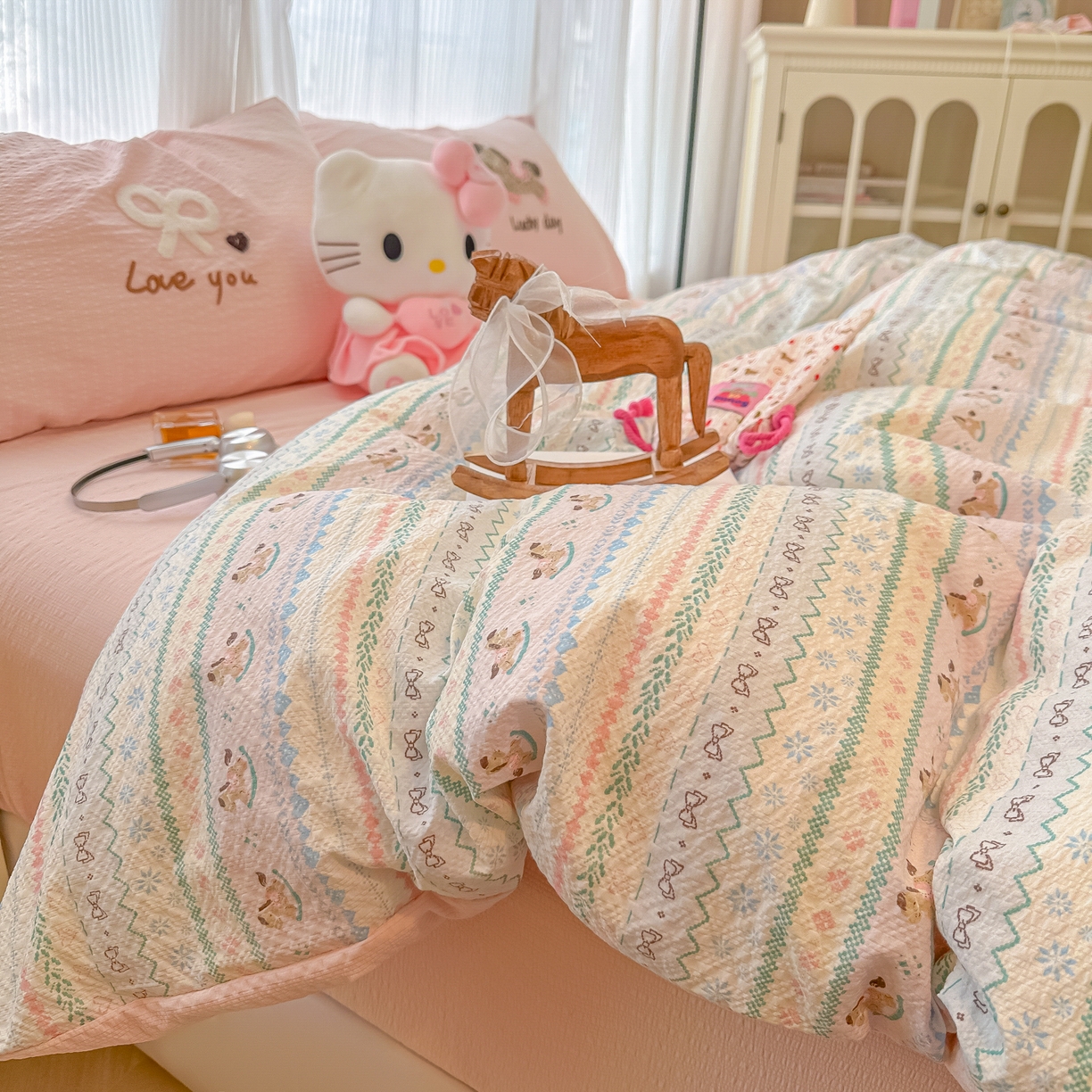 91家纺网 家纺一手货源 找家纺 韩巢家纺 2026新款泡芙纱费尔岛毛巾绣四件套 甜心木马卷-毛巾绣