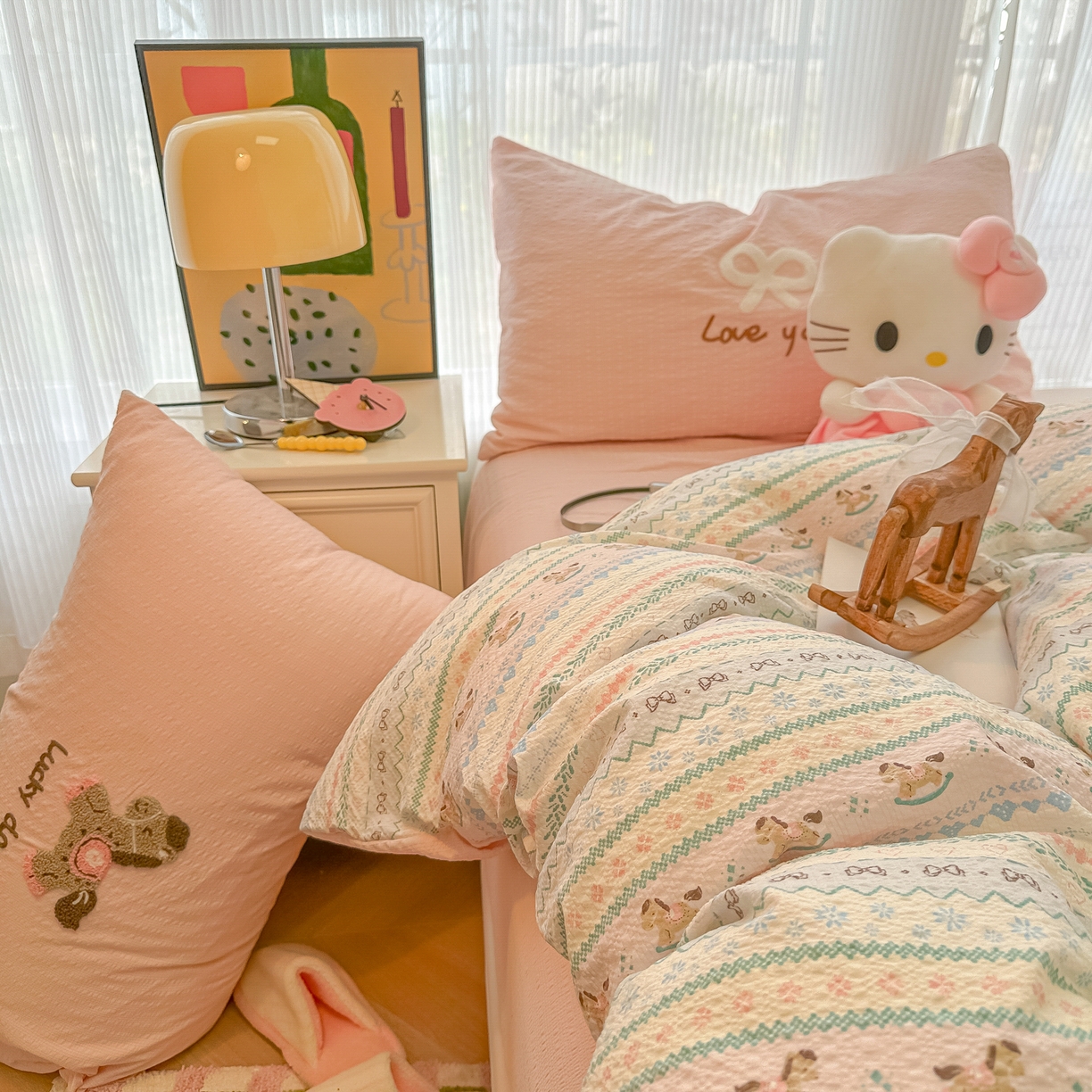 91家纺网 家纺一手货源 找家纺 韩巢家纺 2026新款泡芙纱费尔岛毛巾绣四件套 甜心木马卷-毛巾绣