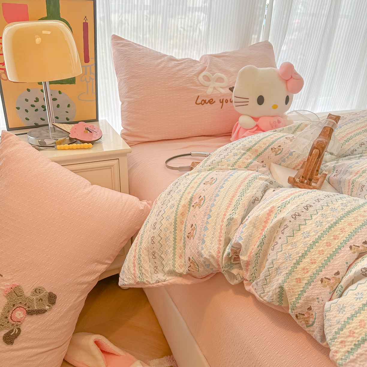 91家纺网 家纺一手货源 找家纺 韩巢家纺 2026新款泡芙纱费尔岛毛巾绣四件套 甜心木马卷-毛巾绣