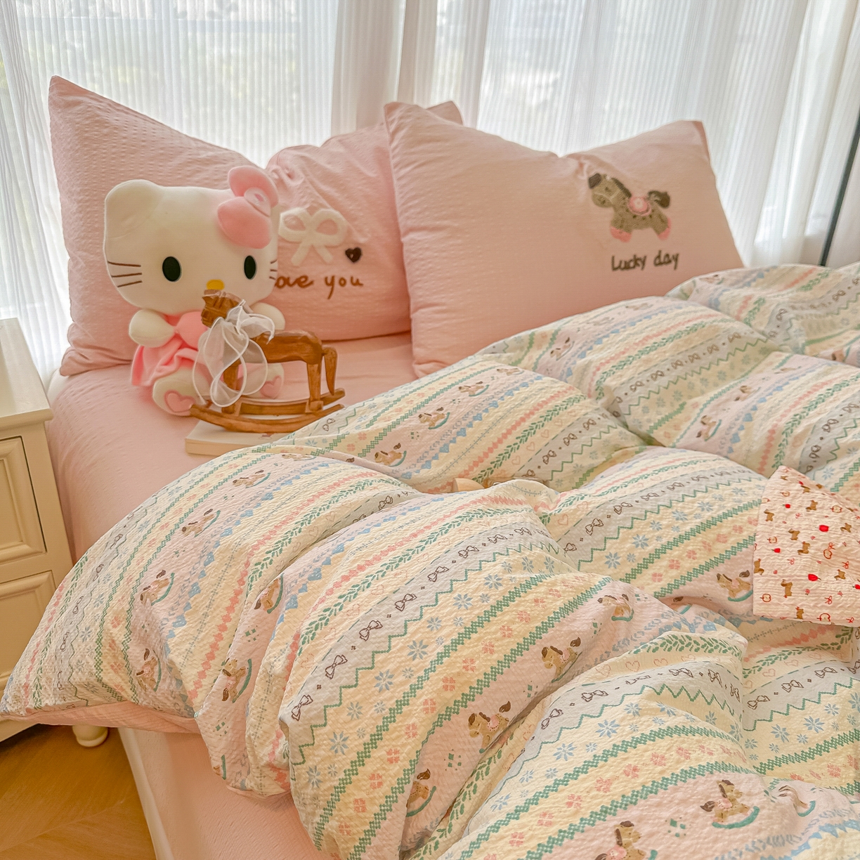 91家纺网 家纺一手货源 找家纺 韩巢家纺 2026新款泡芙纱费尔岛毛巾绣四件套 甜心木马卷-毛巾绣