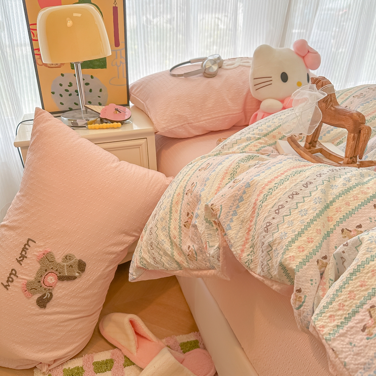 91家纺网 家纺一手货源 找家纺 韩巢家纺 2026新款泡芙纱费尔岛毛巾绣四件套 甜心木马卷-毛巾绣