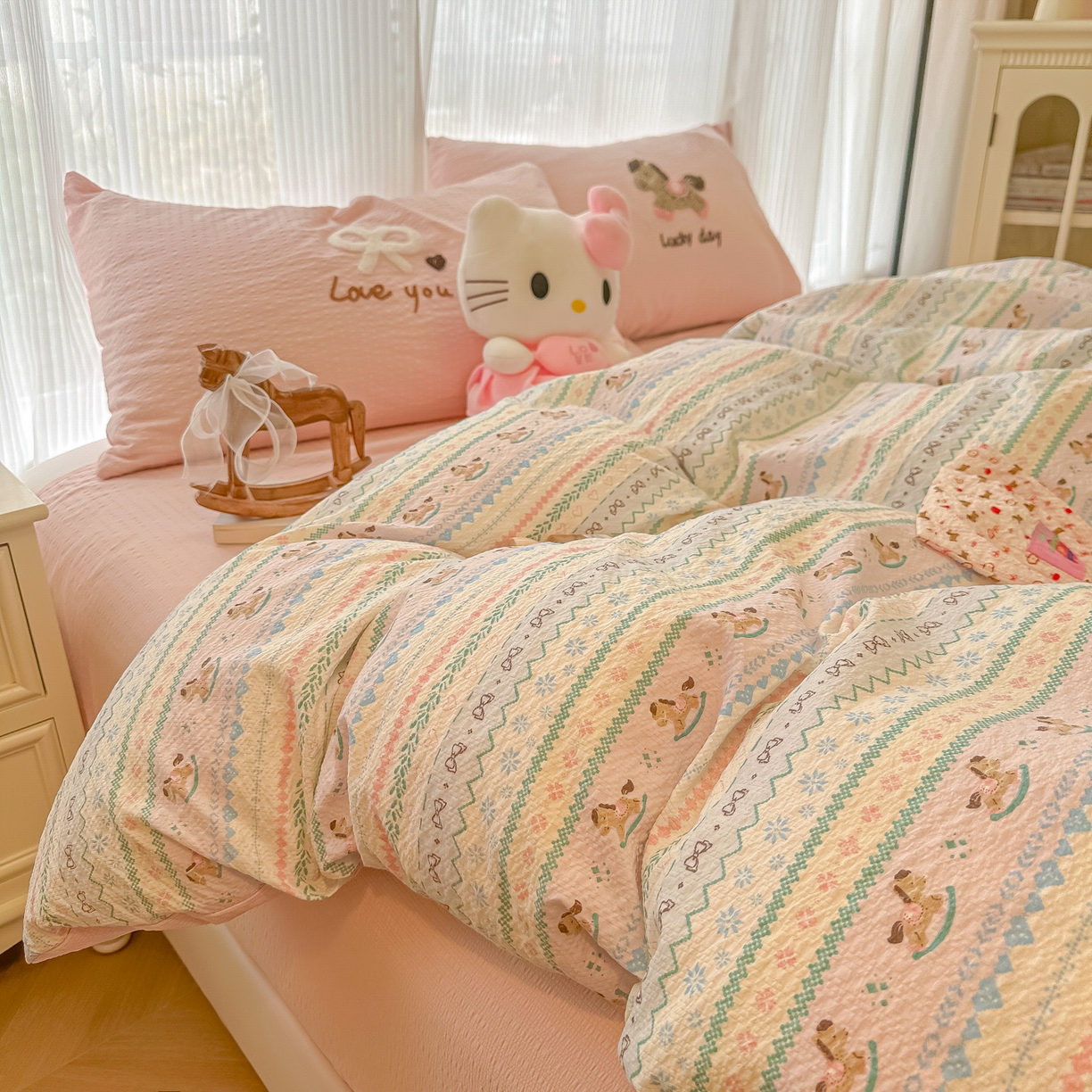 91家纺网 家纺一手货源 找家纺 韩巢家纺 2026新款泡芙纱费尔岛毛巾绣四件套 甜心木马卷-毛巾绣