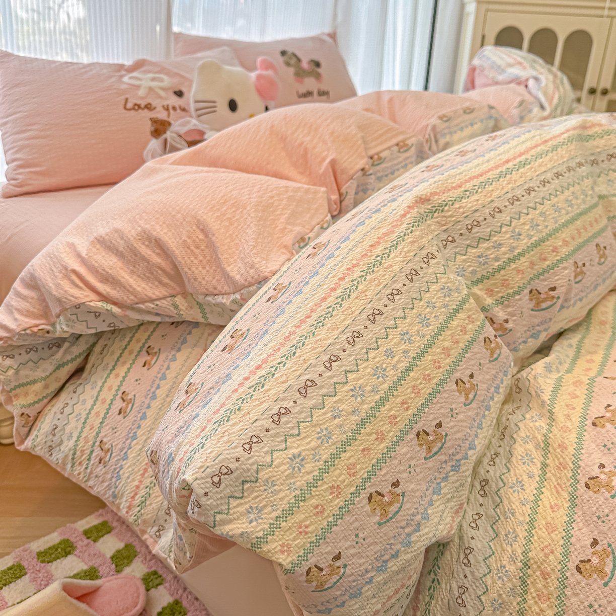 91家纺网 家纺一手货源 找家纺 韩巢家纺 2026新款泡芙纱费尔岛毛巾绣四件套 甜心木马卷-毛巾绣