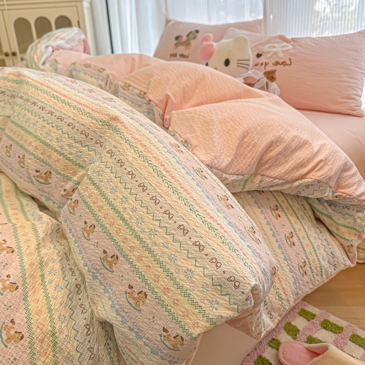 91家纺网 家纺一手货源 找家纺 韩巢家纺 2026新款泡芙纱费尔岛毛巾绣四件套 甜心木马卷-毛巾绣