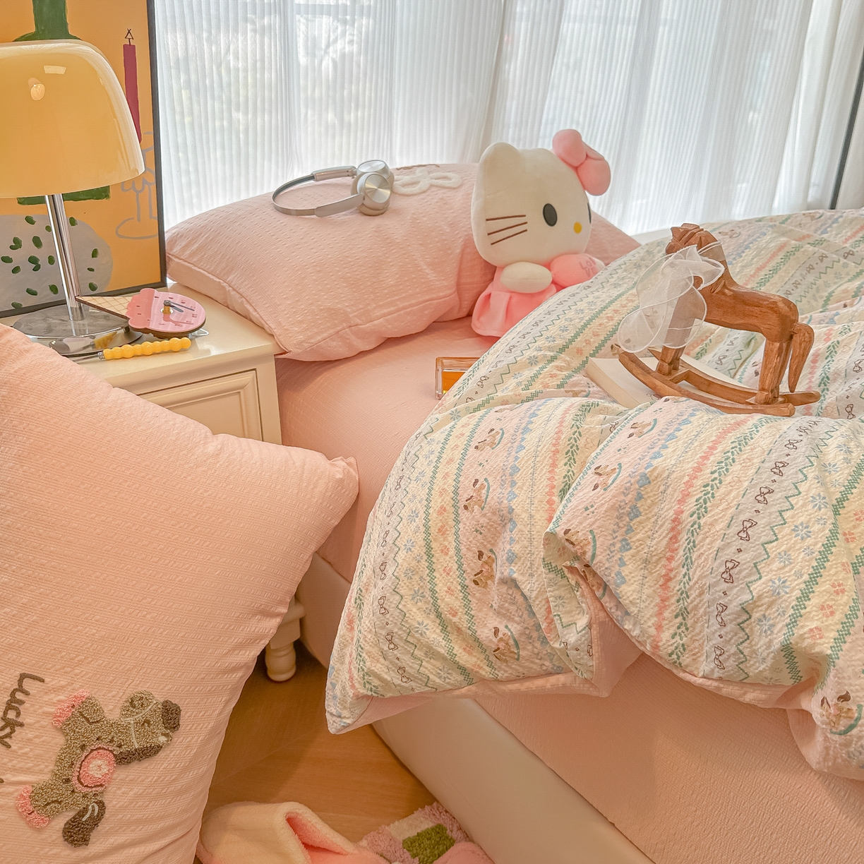 91家纺网 家纺一手货源 找家纺 韩巢家纺 2026新款泡芙纱费尔岛毛巾绣四件套 甜心木马卷-毛巾绣