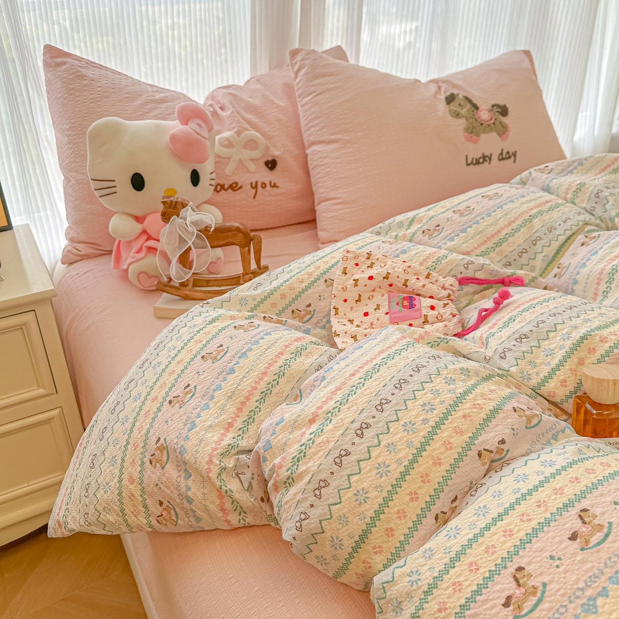 91家纺网 家纺一手货源 找家纺 韩巢家纺 2026新款泡芙纱费尔岛毛巾绣四件套 甜心木马卷-毛巾绣