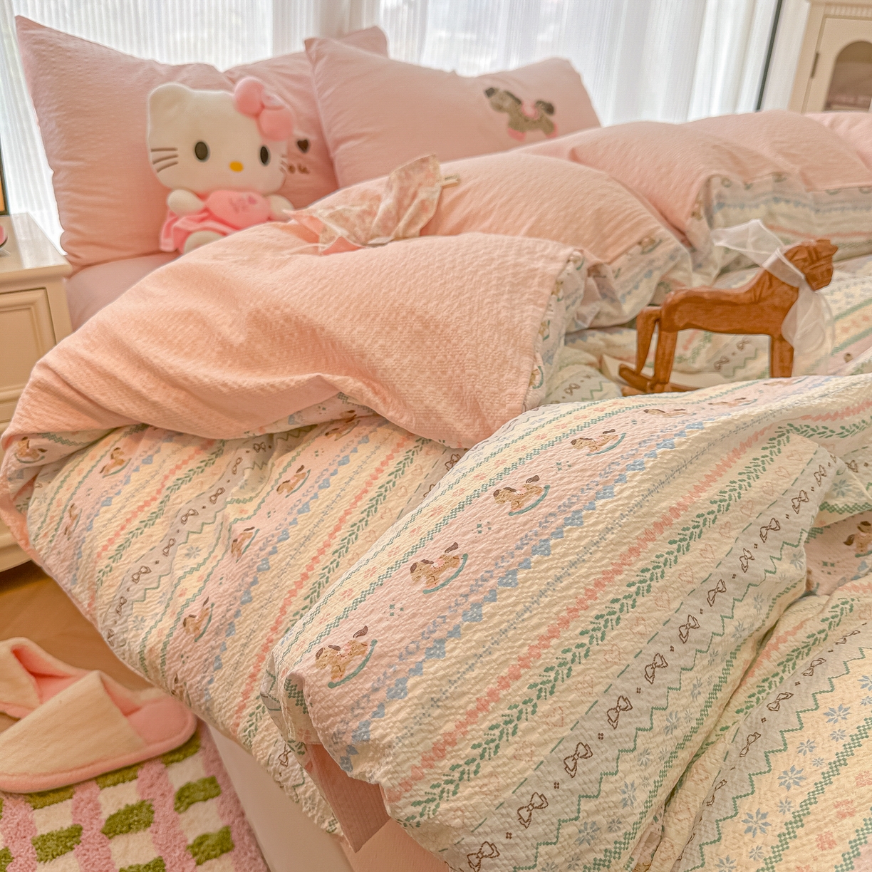 91家纺网 家纺一手货源 找家纺 韩巢家纺 2026新款泡芙纱费尔岛毛巾绣四件套 甜心木马卷-毛巾绣