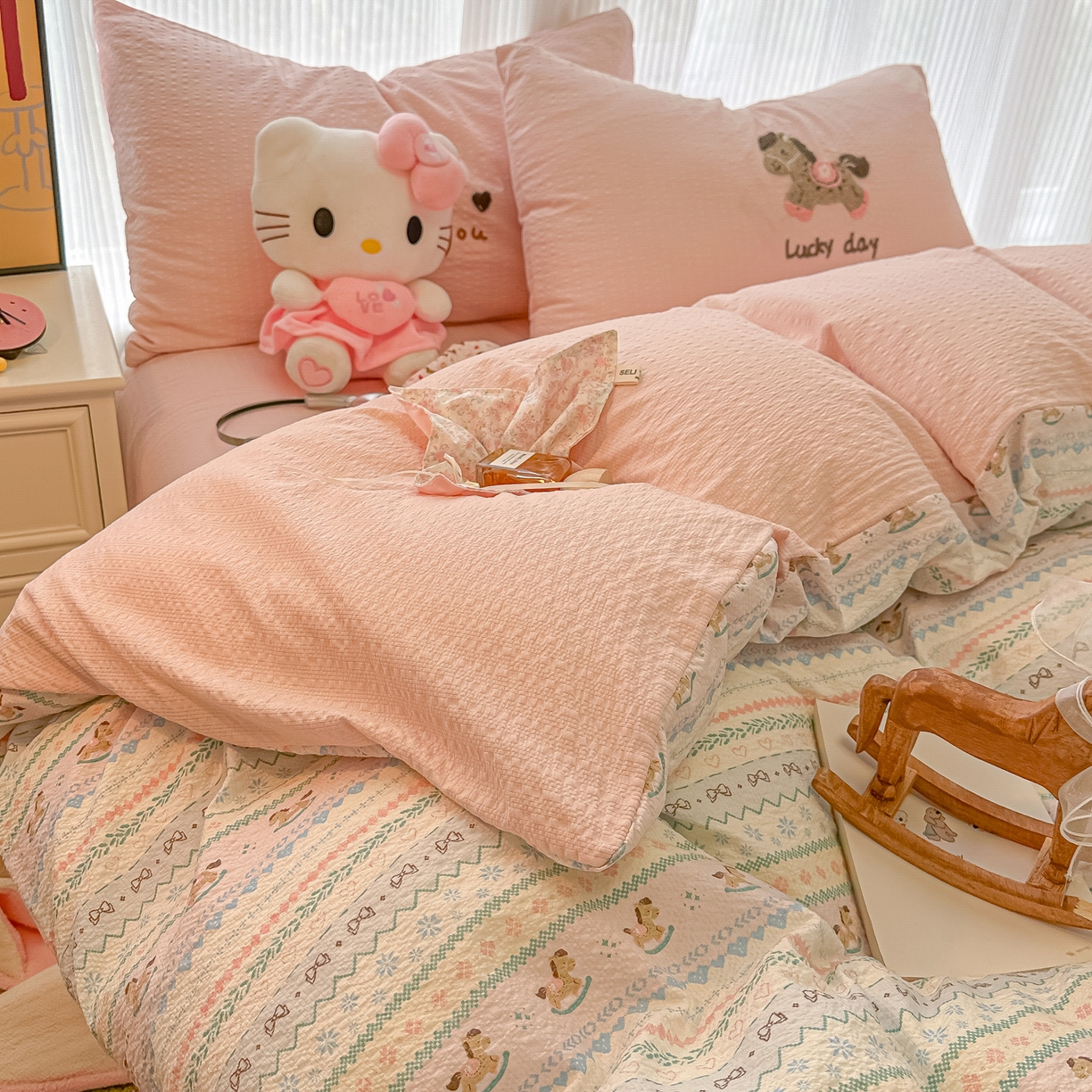 91家纺网 家纺一手货源 找家纺 韩巢家纺 2026新款泡芙纱费尔岛毛巾绣四件套 甜心木马卷-毛巾绣