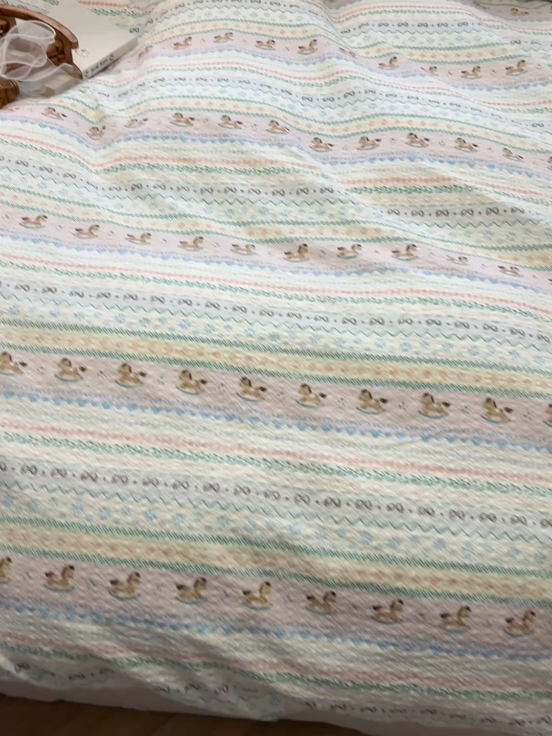 91家纺网 家纺一手货源 找家纺 韩巢家纺 2026新款泡芙纱费尔岛毛巾绣四件套 甜心木马卷-毛巾绣