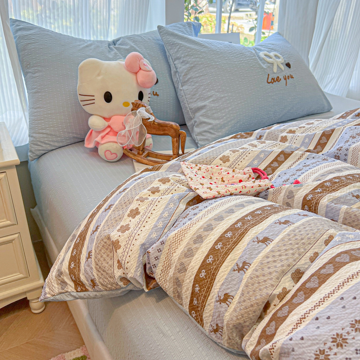 91家纺网 家纺一手货源 找家纺 韩巢家纺 2026新款泡芙纱费尔岛毛巾绣四件套 小鹿织锦-毛巾绣