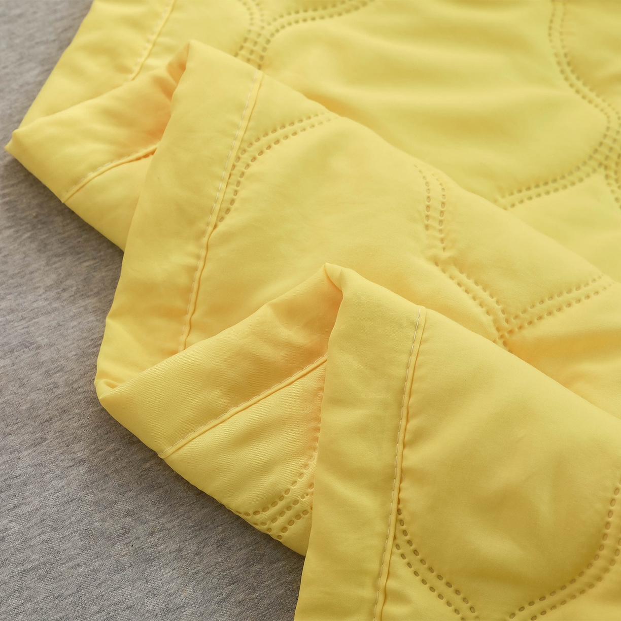 91家纺网 家纺一手货源 找家纺 悦织湾家纺 2026新款超声波夏被纯色水洗棉夏凉被批发赠品礼品被供货 夏被-黄