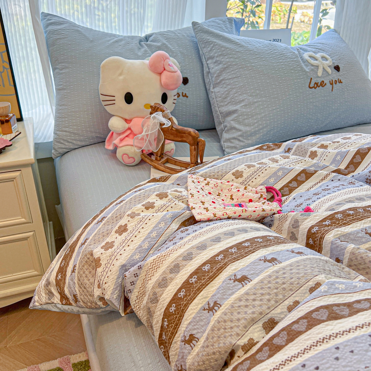 91家纺网 家纺一手货源 找家纺 韩巢家纺 2026新款泡芙纱费尔岛毛巾绣四件套 小鹿织锦-毛巾绣