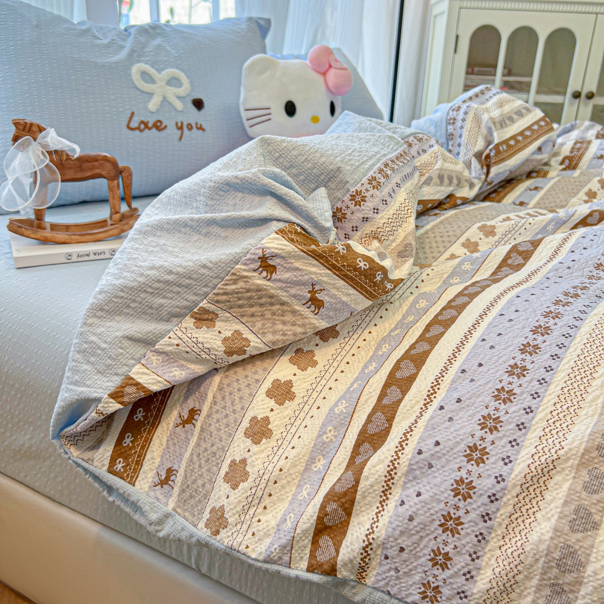 91家纺网 家纺一手货源 找家纺 韩巢家纺 2026新款泡芙纱费尔岛毛巾绣四件套 小鹿织锦-毛巾绣