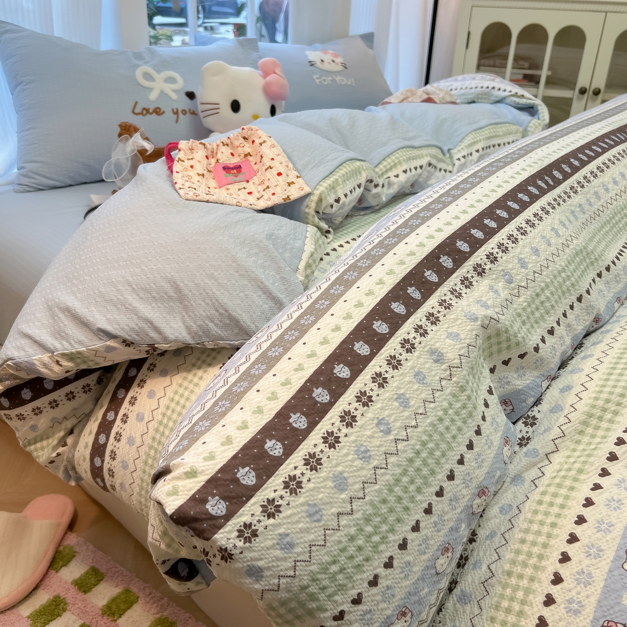 91家纺网 家纺一手货源 找家纺 韩巢家纺 2026新款泡芙纱费尔岛毛巾绣四件套 小猫集-蓝-毛巾绣