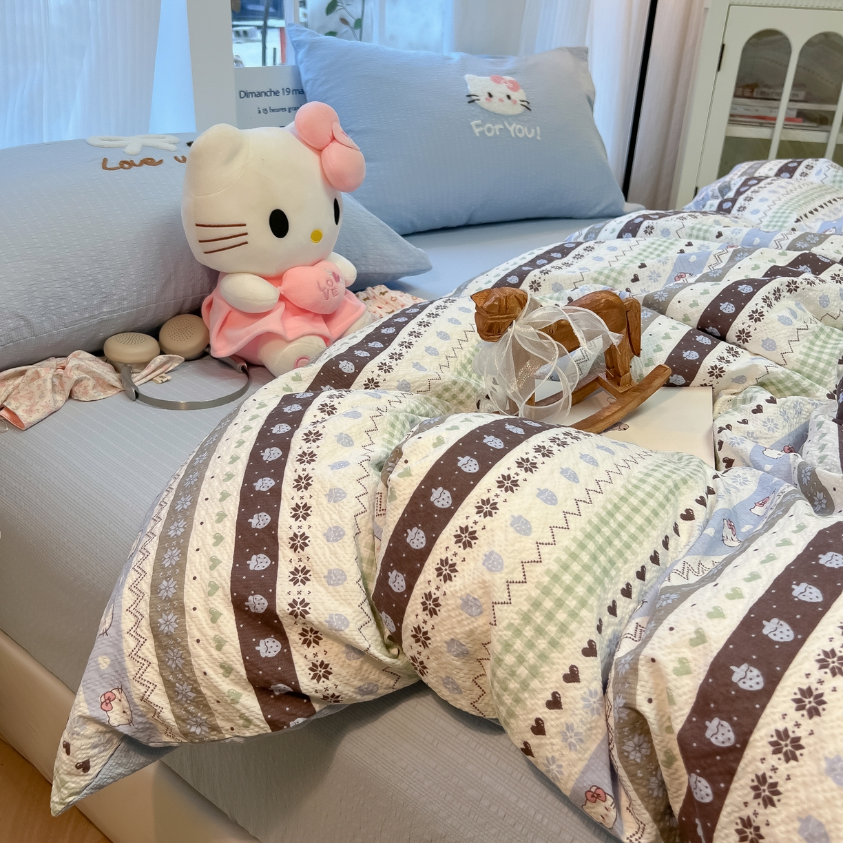 91家纺网 家纺一手货源 找家纺 韩巢家纺 2026新款泡芙纱费尔岛毛巾绣四件套 小猫集-蓝-毛巾绣