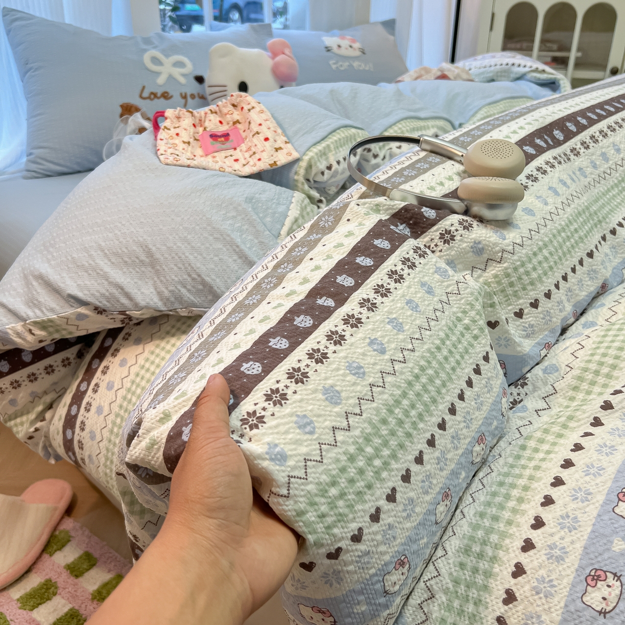 91家纺网 家纺一手货源 找家纺 韩巢家纺 2026新款泡芙纱费尔岛毛巾绣四件套 小猫集-蓝-毛巾绣