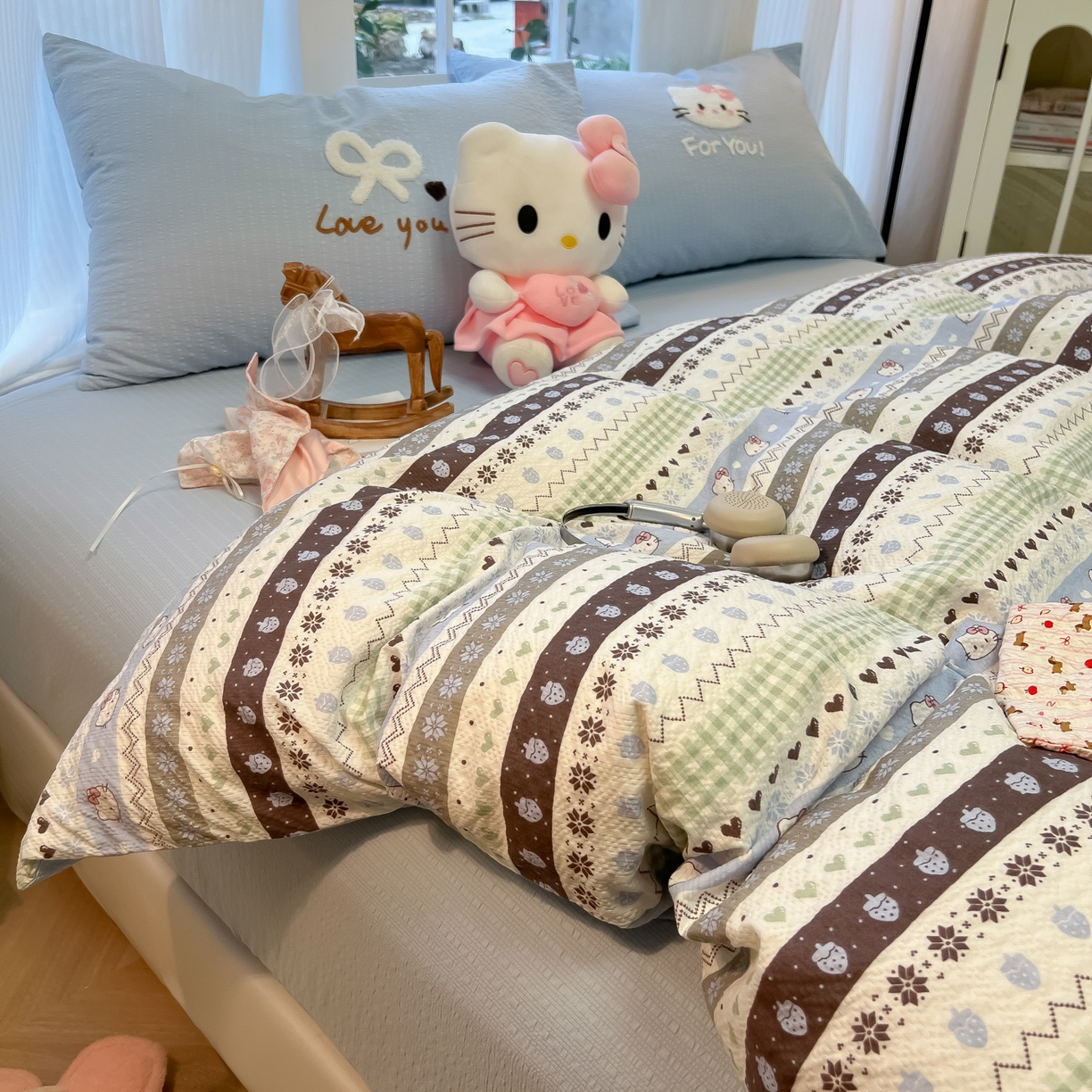 91家纺网 家纺一手货源 找家纺 韩巢家纺 2026新款泡芙纱费尔岛毛巾绣四件套 小猫集-蓝-毛巾绣