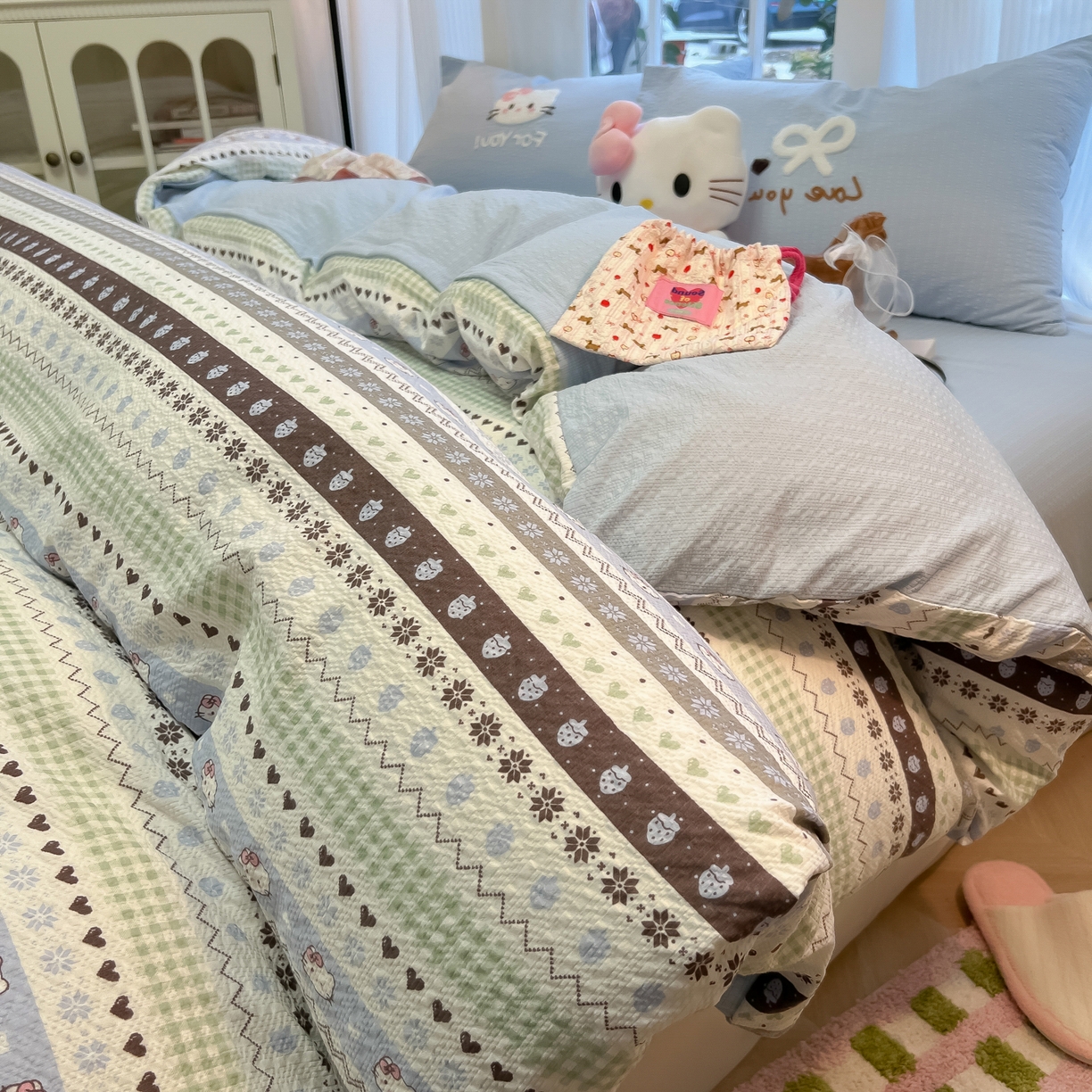 91家纺网 家纺一手货源 找家纺 韩巢家纺 2026新款泡芙纱费尔岛毛巾绣四件套 小猫集-蓝-毛巾绣