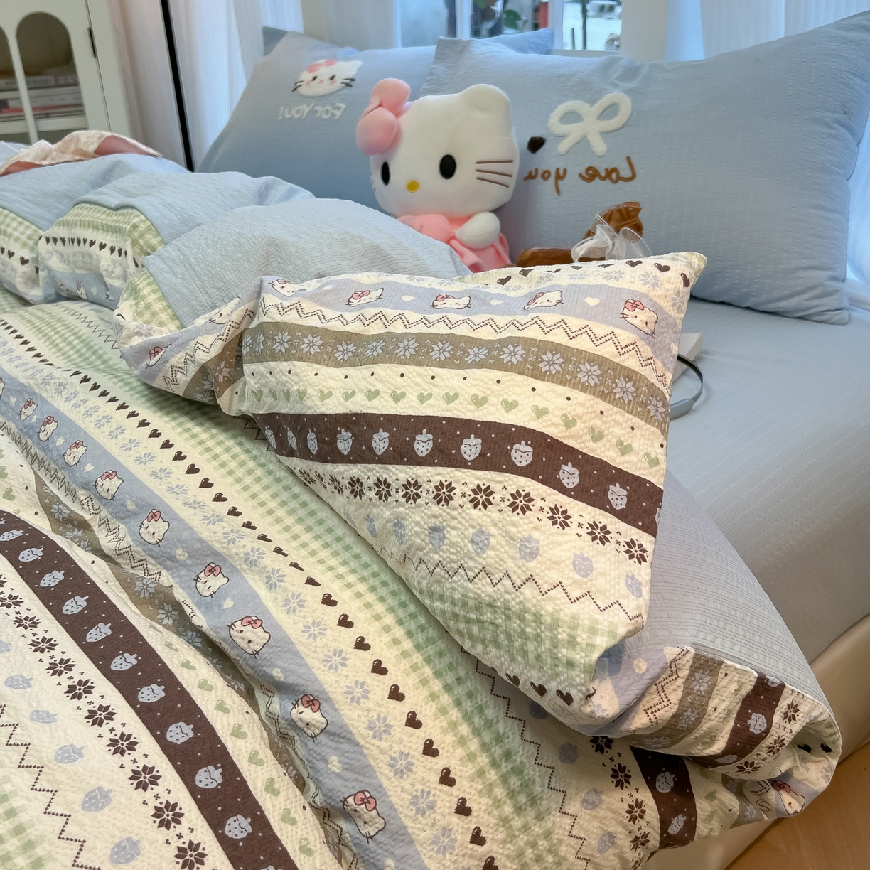 91家纺网 家纺一手货源 找家纺 韩巢家纺 2026新款泡芙纱费尔岛毛巾绣四件套 小猫集-蓝-毛巾绣