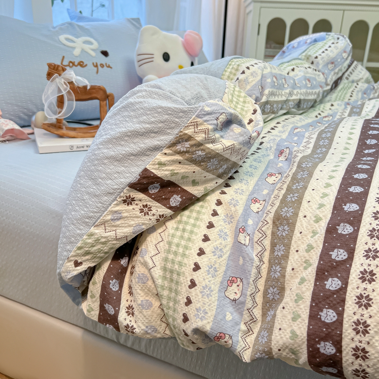 91家纺网 家纺一手货源 找家纺 韩巢家纺 2026新款泡芙纱费尔岛毛巾绣四件套 小猫集-蓝-毛巾绣