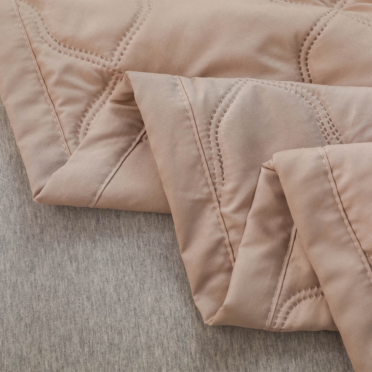 91家纺网 家纺一手货源 找家纺 悦织湾家纺 2026新款超声波夏被纯色水洗棉夏凉被批发赠品礼品被供货 夏被-驼