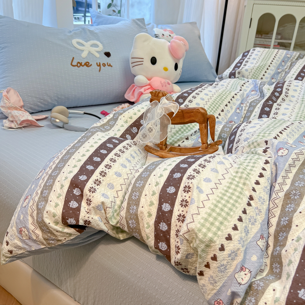 91家纺网 家纺一手货源 找家纺 韩巢家纺 2026新款泡芙纱费尔岛毛巾绣四件套 小猫集-蓝-毛巾绣