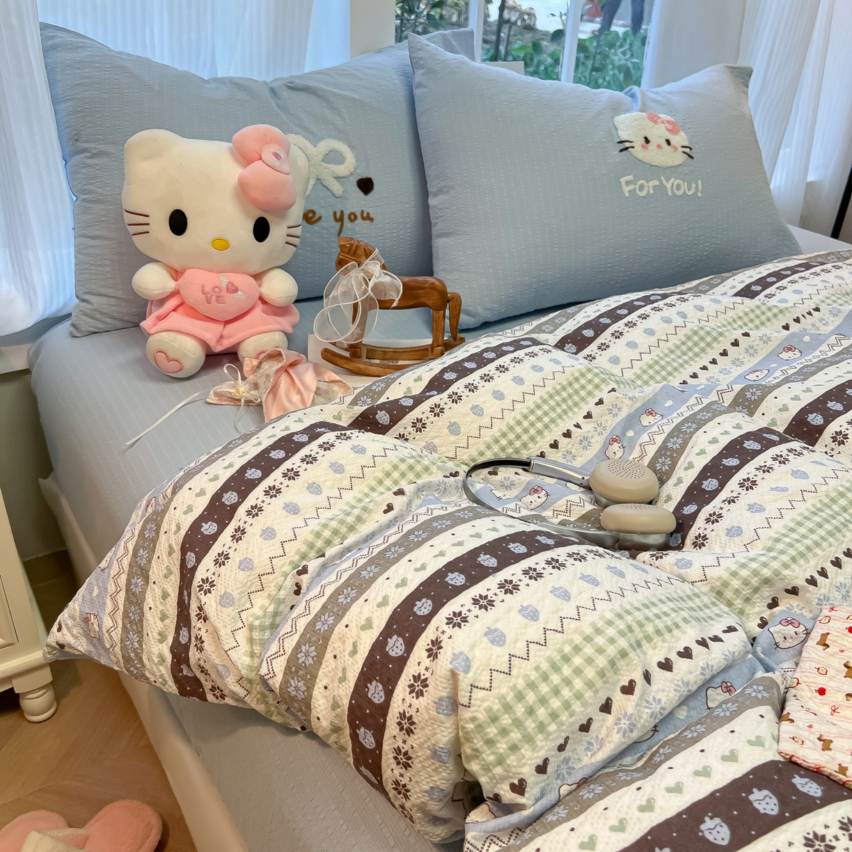 91家纺网 家纺一手货源 找家纺 韩巢家纺 2026新款泡芙纱费尔岛毛巾绣四件套 小猫集-蓝-毛巾绣