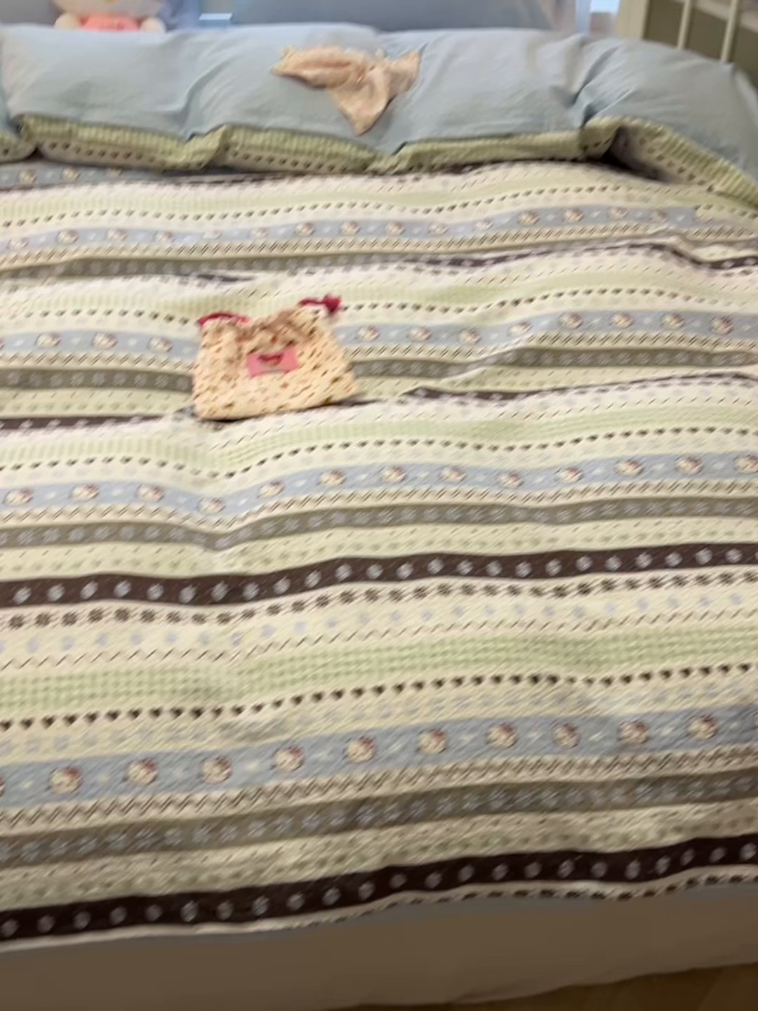 91家纺网 家纺一手货源 找家纺 韩巢家纺 2026新款泡芙纱费尔岛毛巾绣四件套 小猫集-蓝-毛巾绣