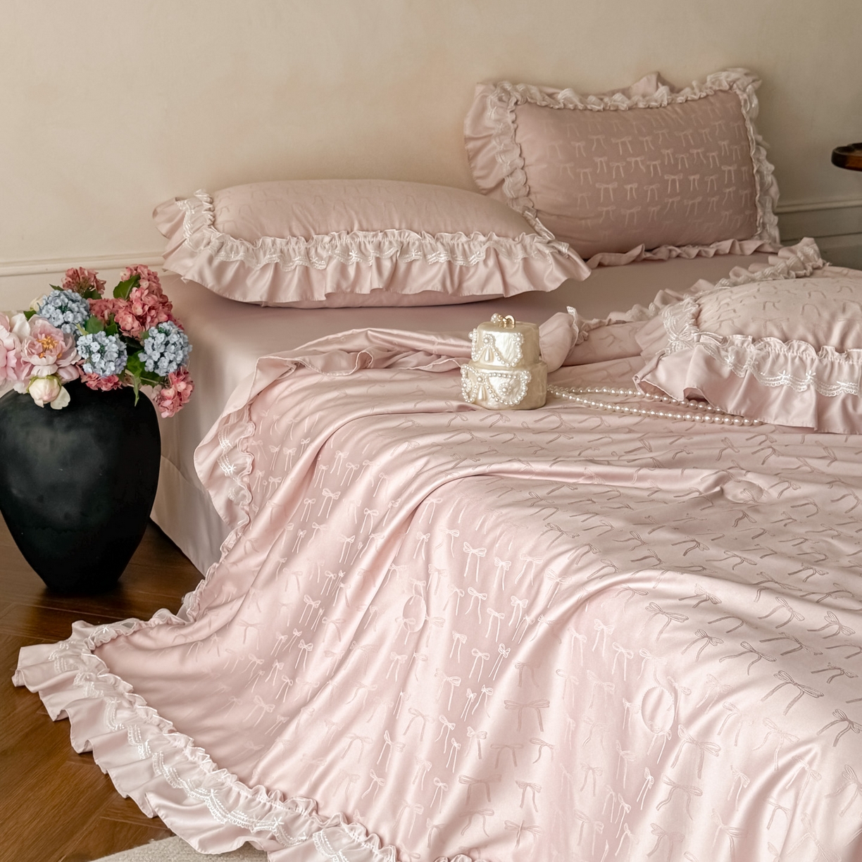 91家纺网 家纺一手货源 找家纺 （总）迪梦姿家纺 2026新款春意真丝提花蕾丝款夏被四件套