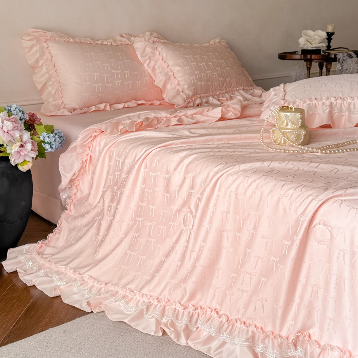 91家纺网 家纺一手货源 找家纺 迪梦姿家纺 2026新款春意真丝提花蕾丝款夏被四件套 粉玉