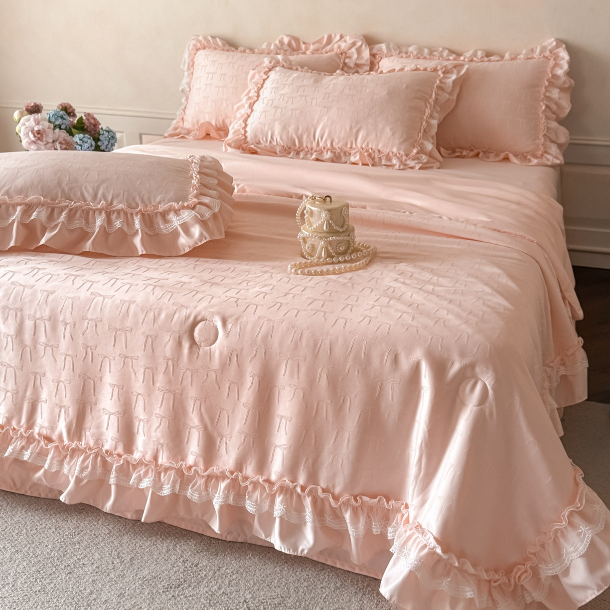 91家纺网 家纺一手货源 找家纺 迪梦姿家纺 2026新款春意真丝提花蕾丝款夏被四件套 粉玉