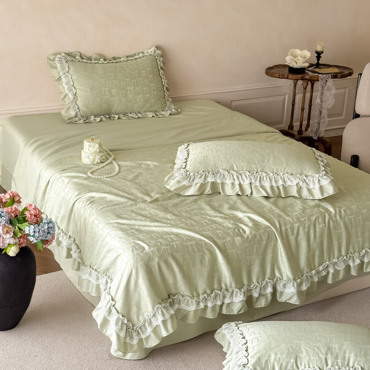 91家纺网 家纺一手货源 找家纺 迪梦姿家纺 2026新款春意真丝提花蕾丝款夏被四件套 抹茶绿