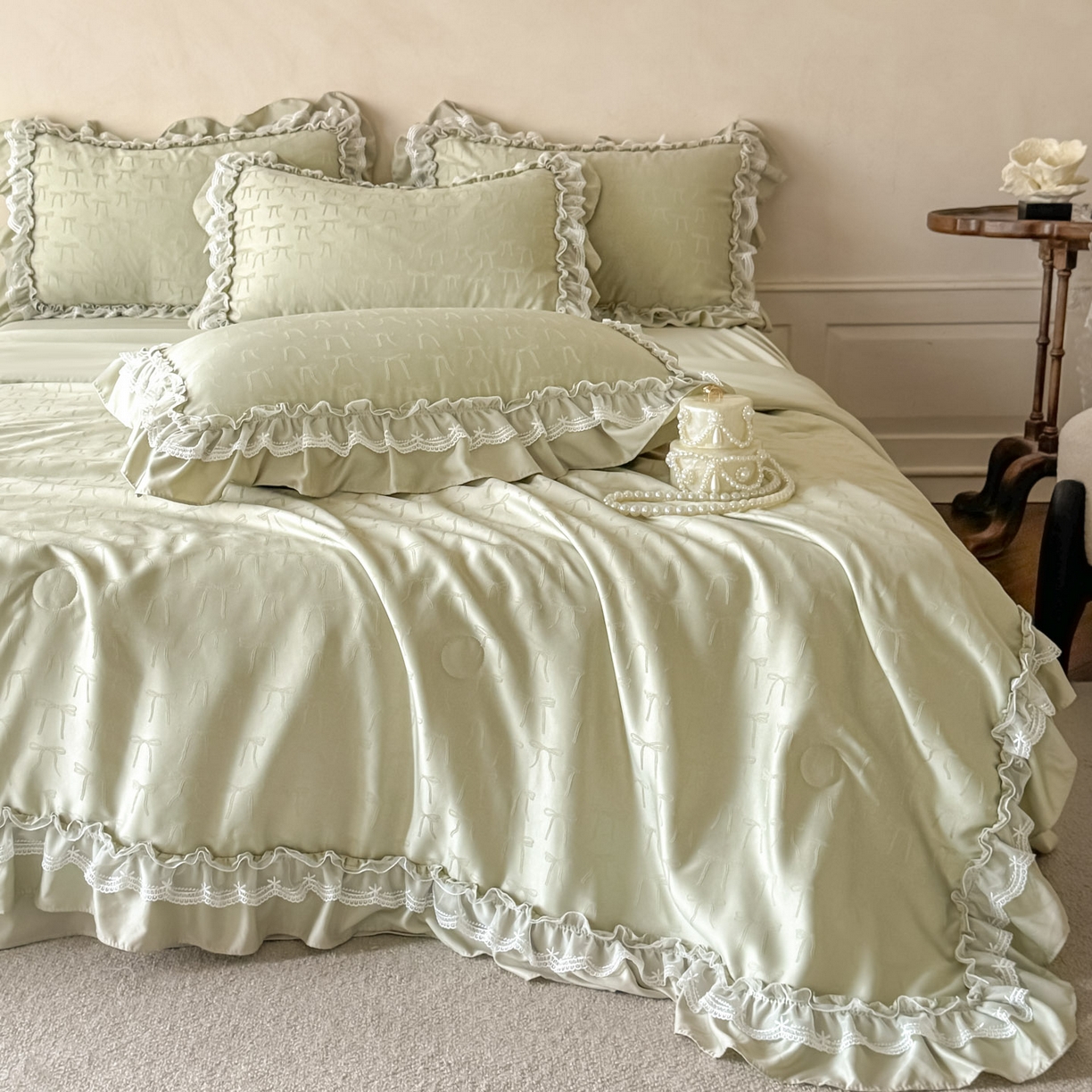 91家纺网 家纺一手货源 找家纺 迪梦姿家纺 2026新款春意真丝提花蕾丝款夏被四件套 抹茶绿