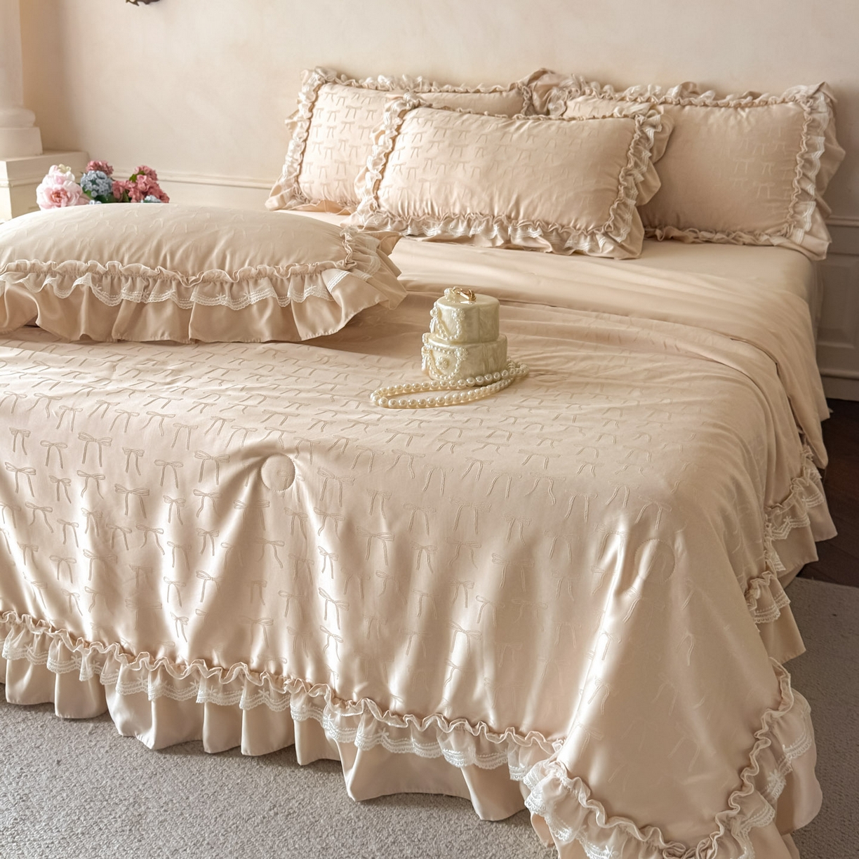 91家纺网 家纺一手货源 找家纺 迪梦姿家纺 2026新款春意真丝提花蕾丝款夏被四件套 香槟