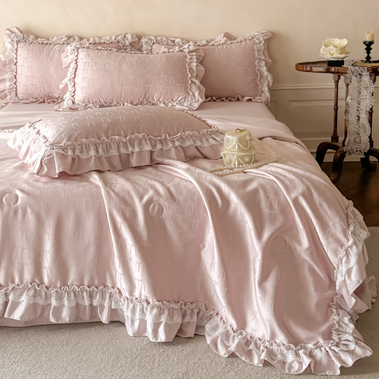 91家纺网 家纺一手货源 找家纺 迪梦姿家纺 2026新款春意真丝提花蕾丝款夏被四件套 豆沙