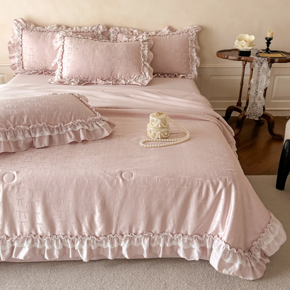 91家纺网 家纺一手货源 找家纺 迪梦姿家纺 2026新款春意真丝提花蕾丝款夏被四件套 豆沙