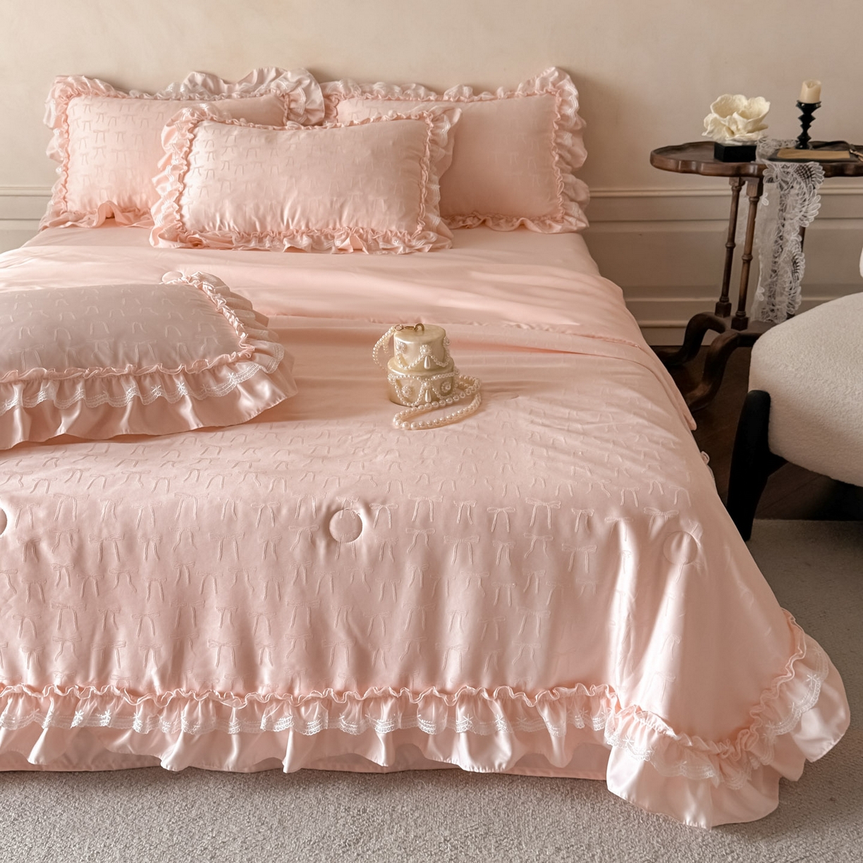 91家纺网 家纺一手货源 找家纺 迪梦姿家纺 2026新款春意真丝提花蕾丝款夏被四件套 粉玉