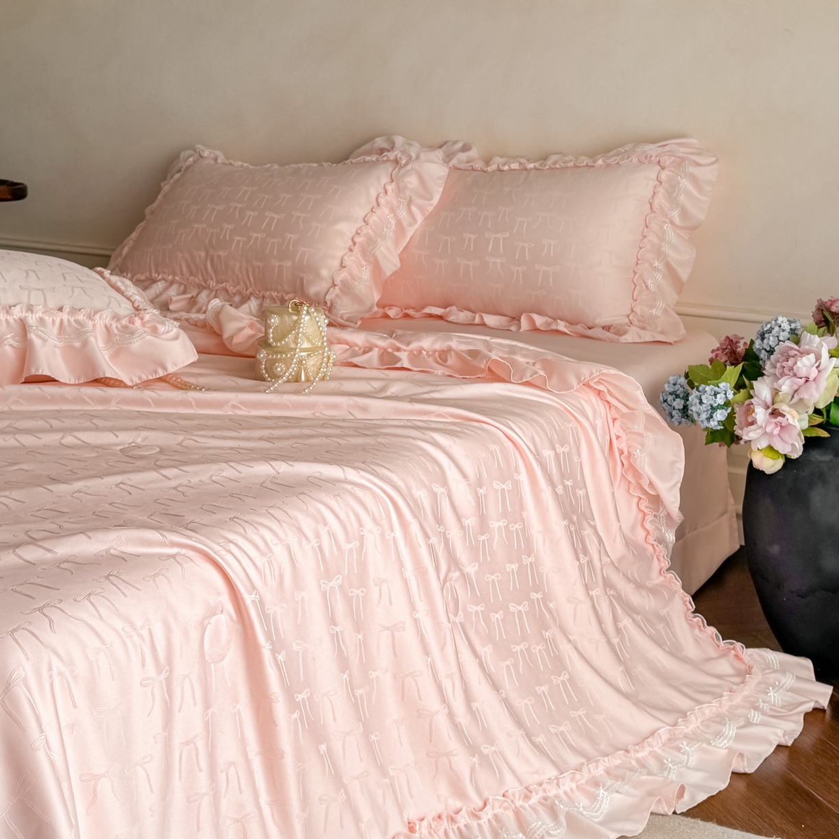 91家纺网 家纺一手货源 找家纺 迪梦姿家纺 2026新款春意真丝提花蕾丝款夏被四件套 粉玉