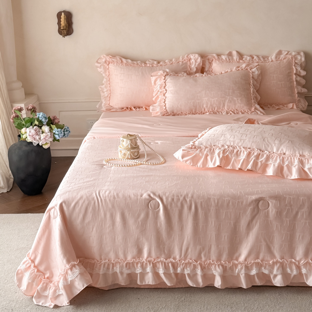 91家纺网 家纺一手货源 找家纺 迪梦姿家纺 2026新款春意真丝提花蕾丝款夏被四件套 粉玉