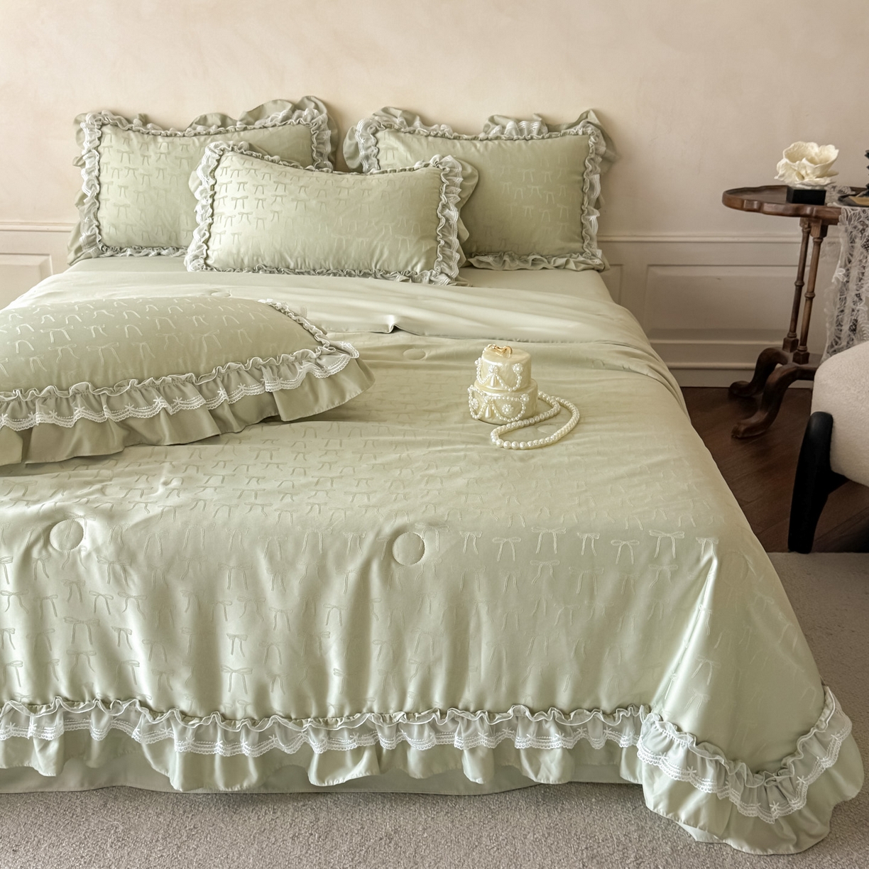 91家纺网 家纺一手货源 找家纺 迪梦姿家纺 2026新款春意真丝提花蕾丝款夏被四件套 抹茶绿