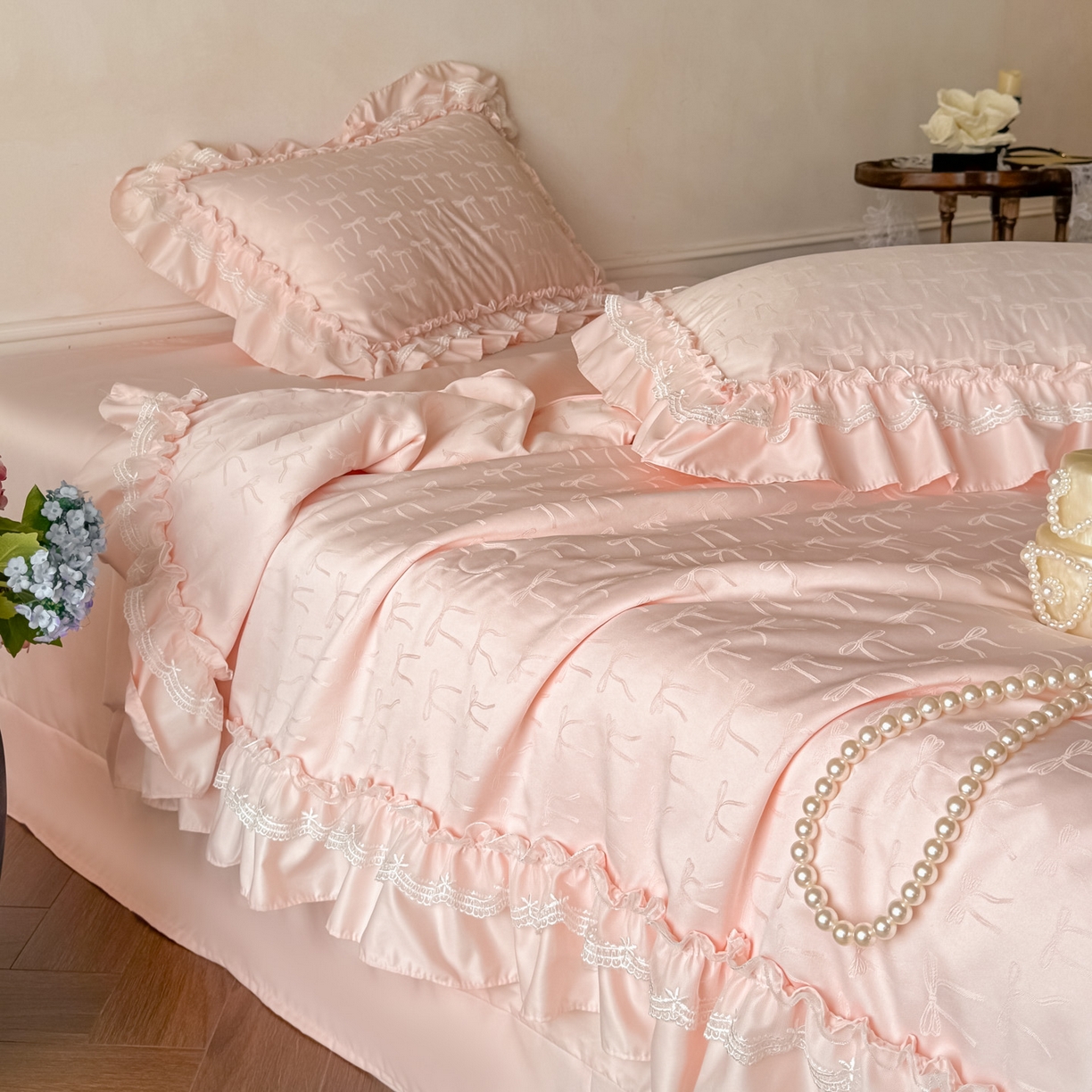 91家纺网 家纺一手货源 找家纺 迪梦姿家纺 2026新款春意真丝提花蕾丝款夏被四件套 粉玉