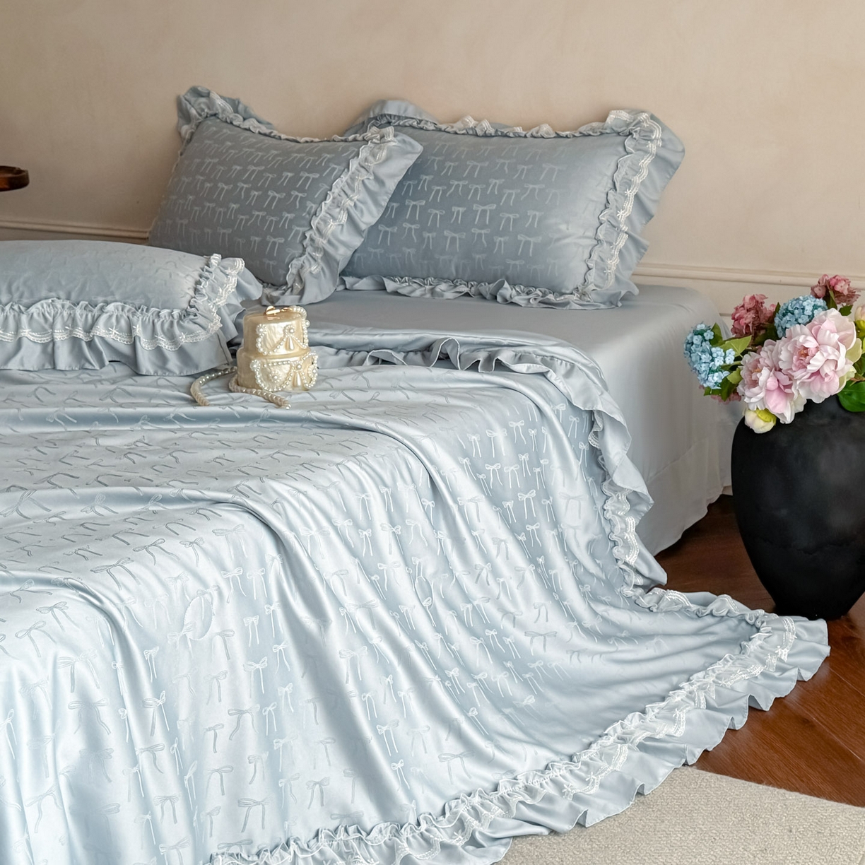 91家纺网 家纺一手货源 找家纺 迪梦姿家纺 2026新款春意真丝提花蕾丝款夏被四件套 天空兰