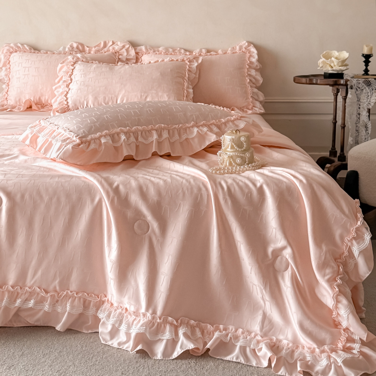 91家纺网 家纺一手货源 找家纺 迪梦姿家纺 2026新款春意真丝提花蕾丝款夏被四件套 粉玉