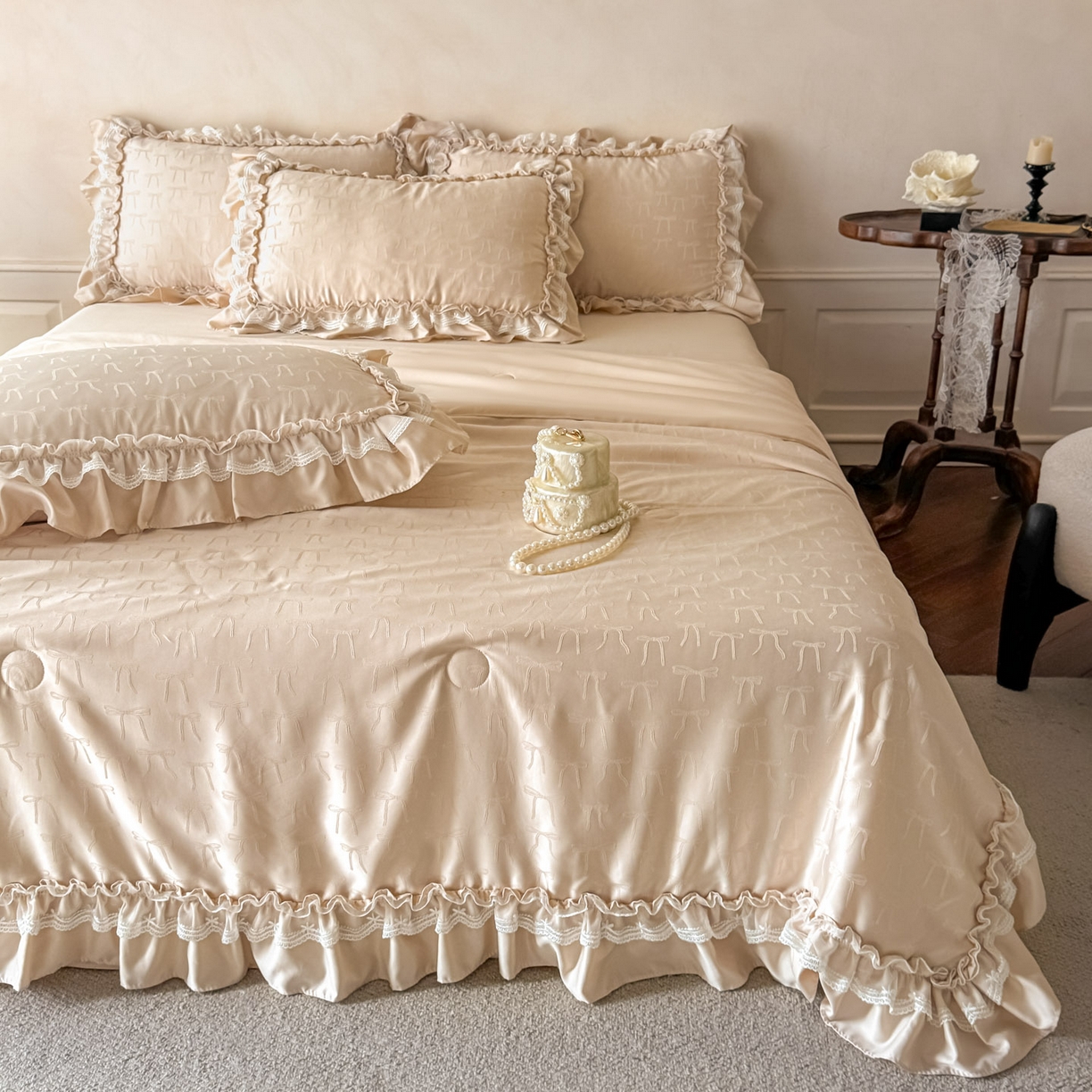 91家纺网 家纺一手货源 找家纺 迪梦姿家纺 2026新款春意真丝提花蕾丝款夏被四件套 香槟