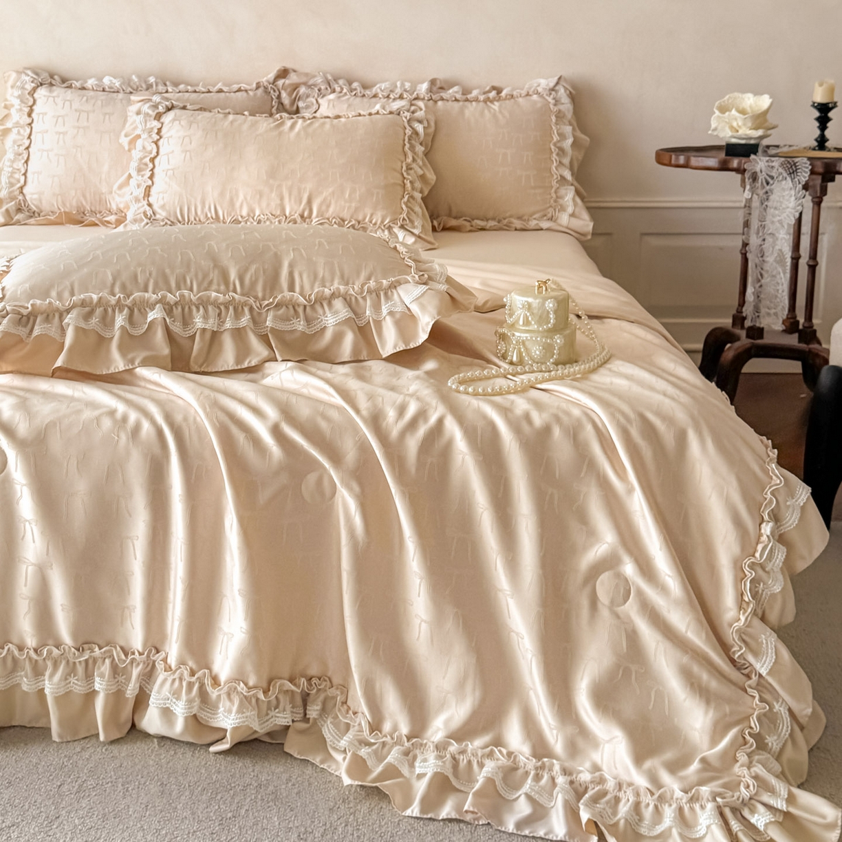 91家纺网 家纺一手货源 找家纺 迪梦姿家纺 2026新款春意真丝提花蕾丝款夏被四件套 香槟