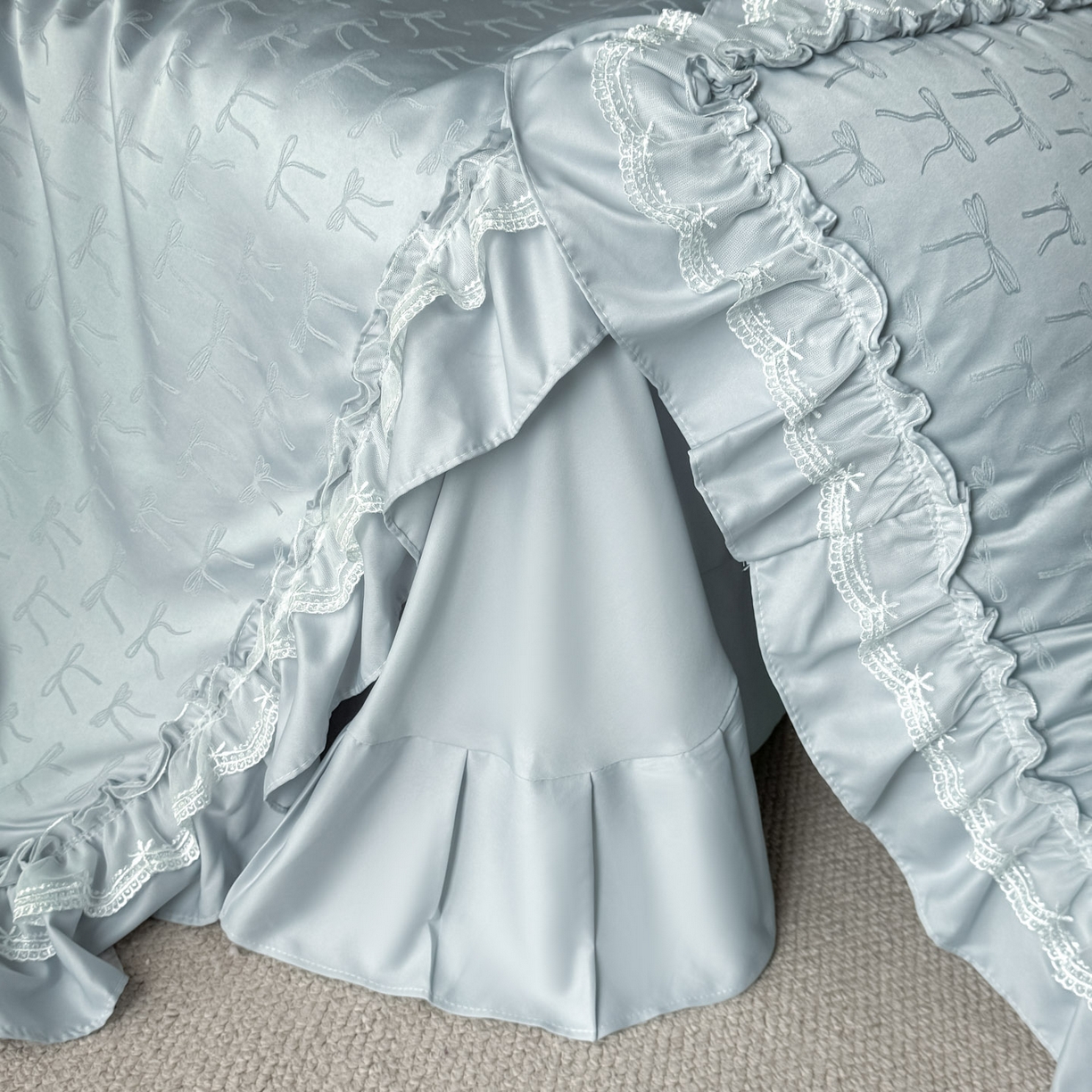 91家纺网 家纺一手货源 找家纺 迪梦姿家纺 2026新款春意真丝提花蕾丝款夏被四件套 天空兰