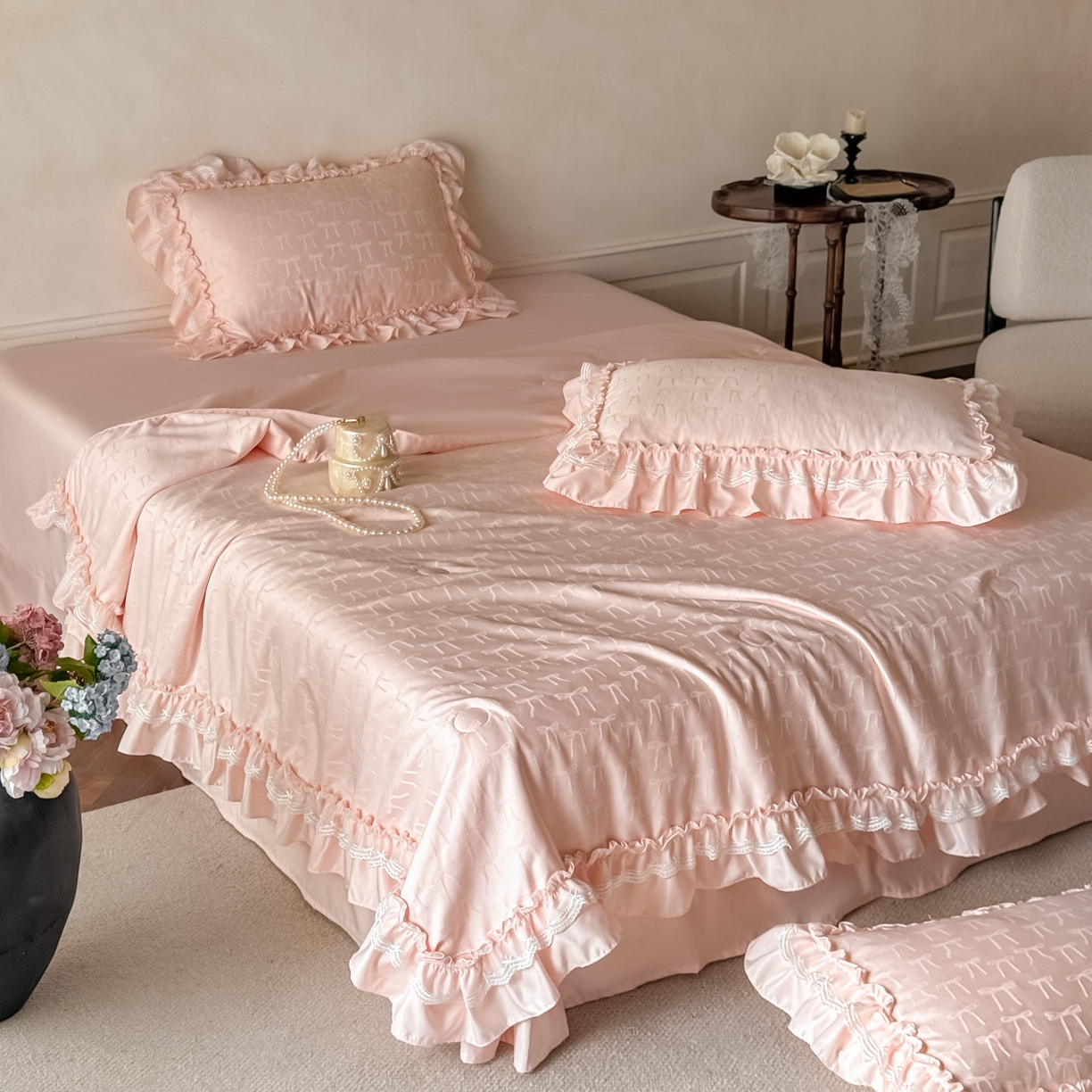 91家纺网 家纺一手货源 找家纺 迪梦姿家纺 2026新款春意真丝提花蕾丝款夏被四件套 粉玉